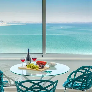 Front-row - Skyline Retreat - Pool Access Apartment